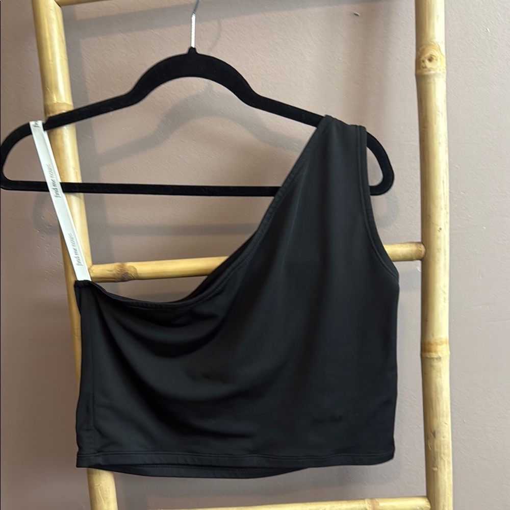 FIND ME NOW One-Shoulder Crop Black Tank Top